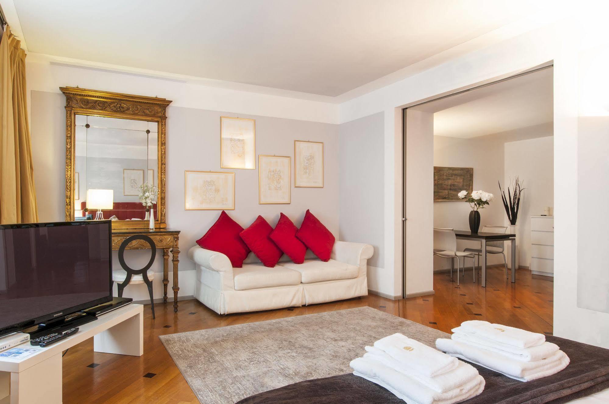 Milan Royal Suites Bagian luar foto